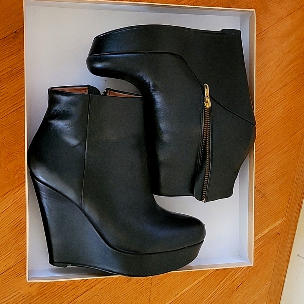 Black wedge heels